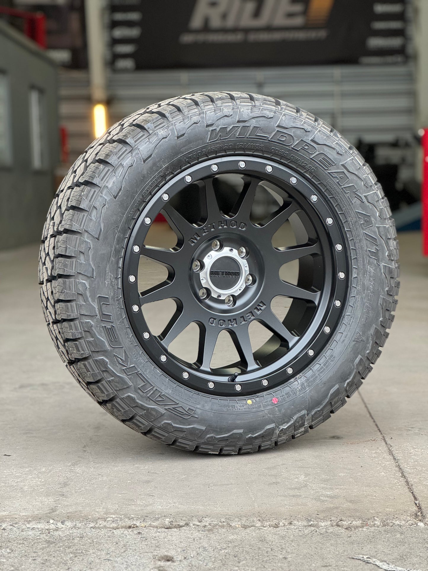 Method 605 Matte Black 6x135 r20