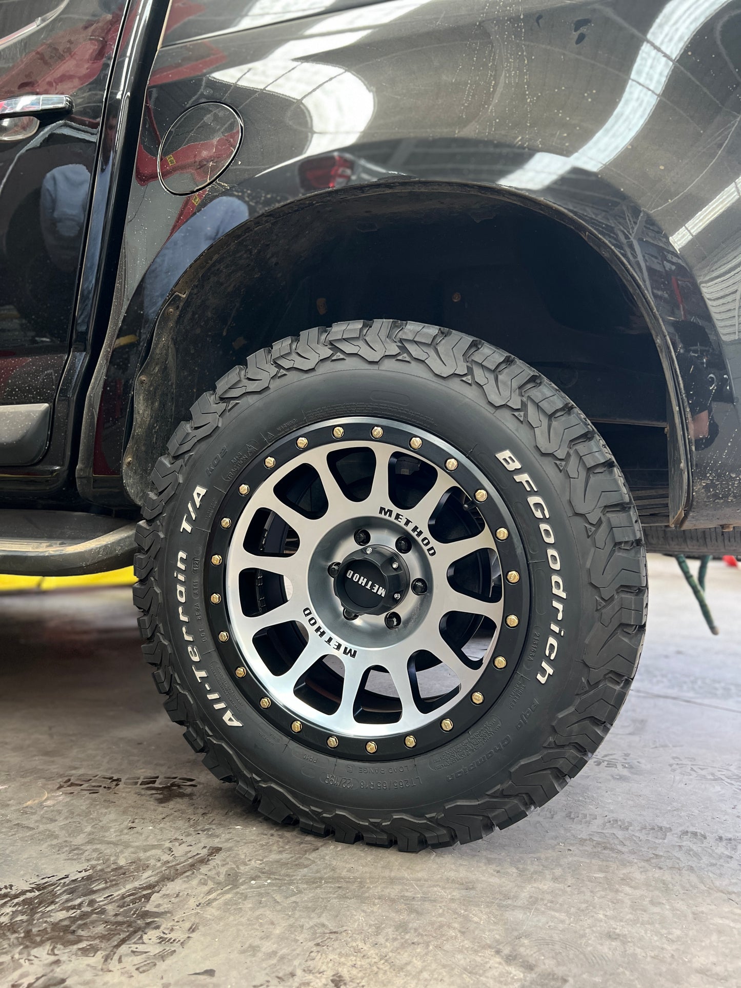 Method 305 Machined Black Lip 6x139.7 r18