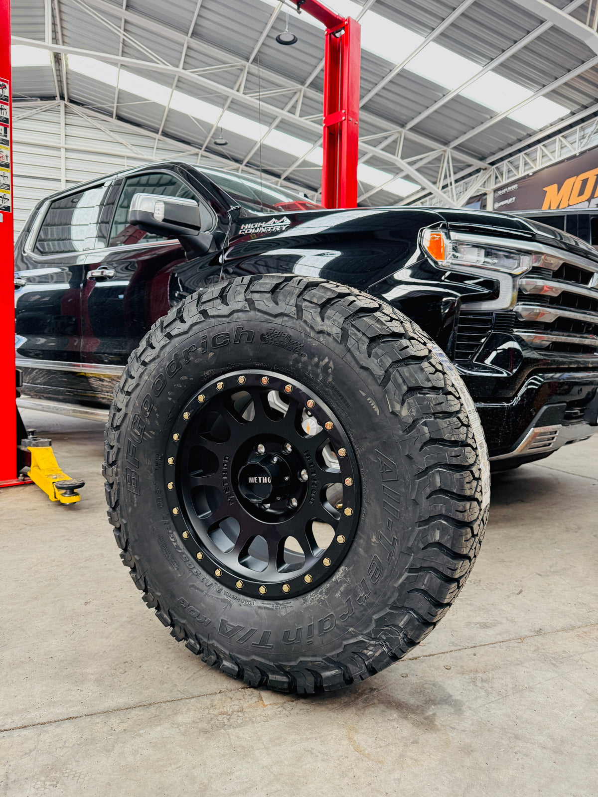 Method 305 Matte Black 18x9 6x139.7