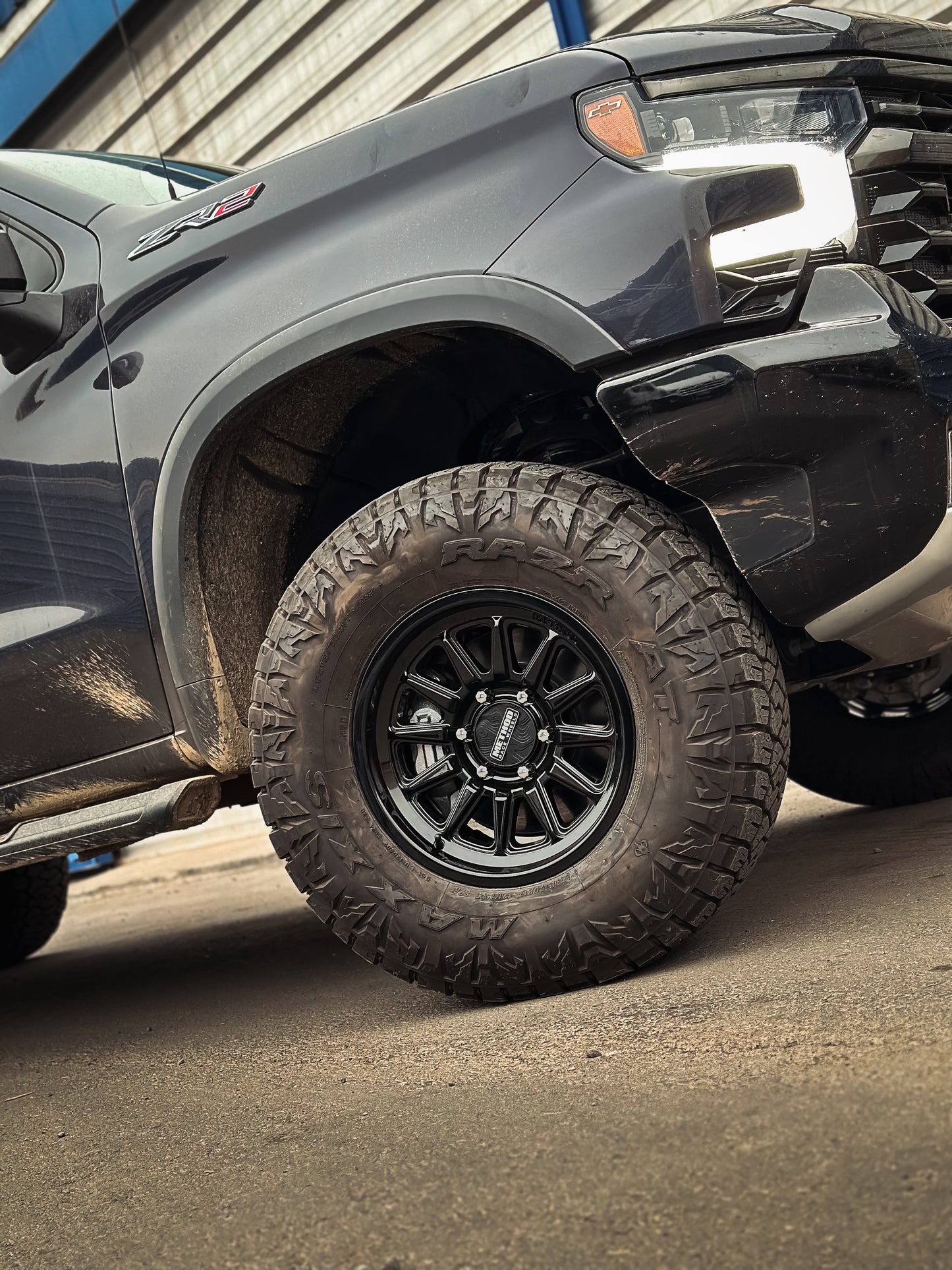 Method 323 Gloss Black 6x139.7 R17