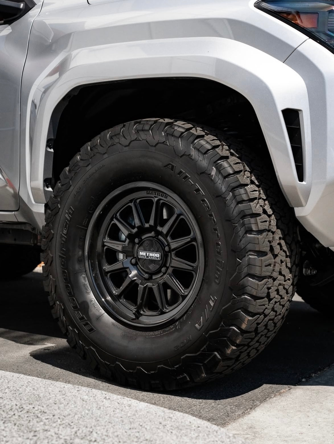 Method 323 Gloss Black 6x139.7 R17 – Importadora MOAB